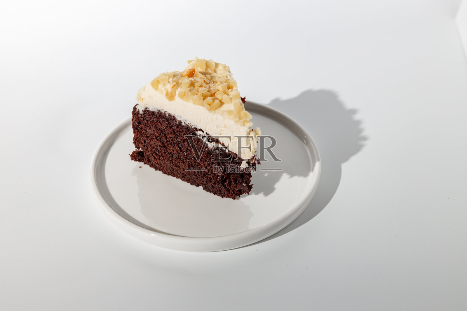 在白色背景上切一块蛋糕照片摄影图片