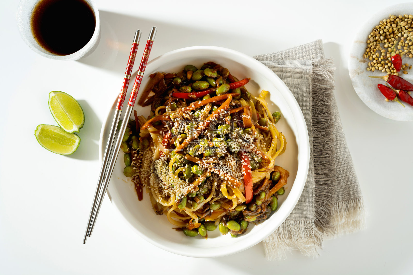 纯素泰式炒面，豆腐和毛豆放在白色盘子里照片摄影图片