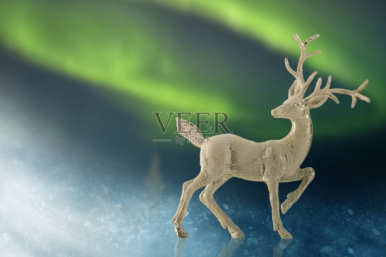 圣诞节的象征，鹿或驯鹿的抽象背景与北极光。副本的空间。照片摄影图片