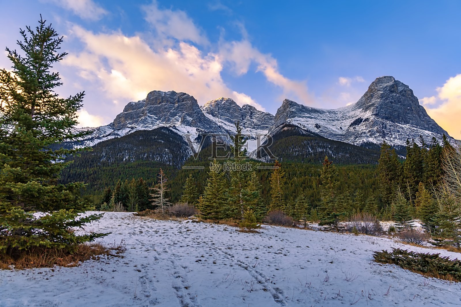 雪山公园的蓝天照片摄影图片
