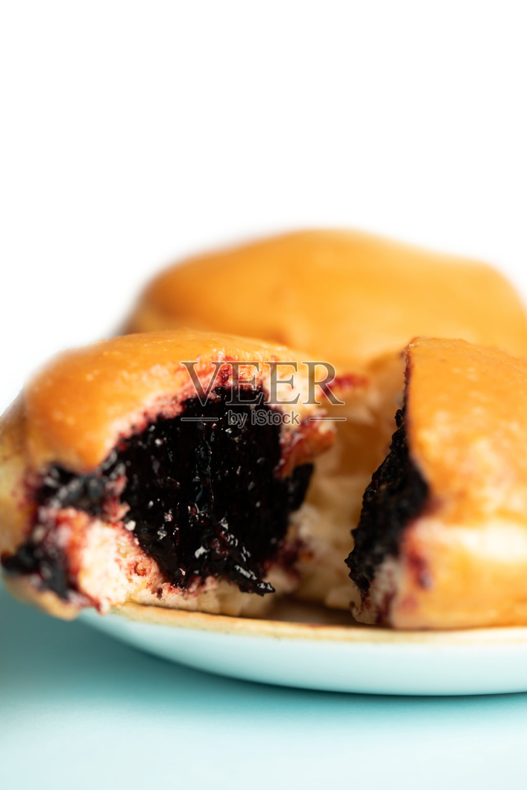 近距离看果酱甜甜圈照片摄影图片