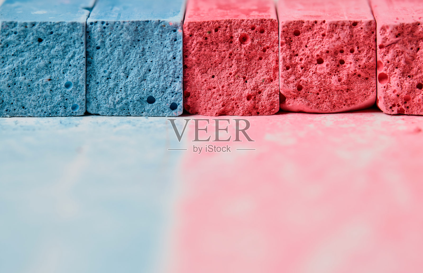 用蓝色和红色的蜡笔在纸上画画。特写镜头，选择性狐狸在破碎的蜡笔上。回到学校。照片摄影图片