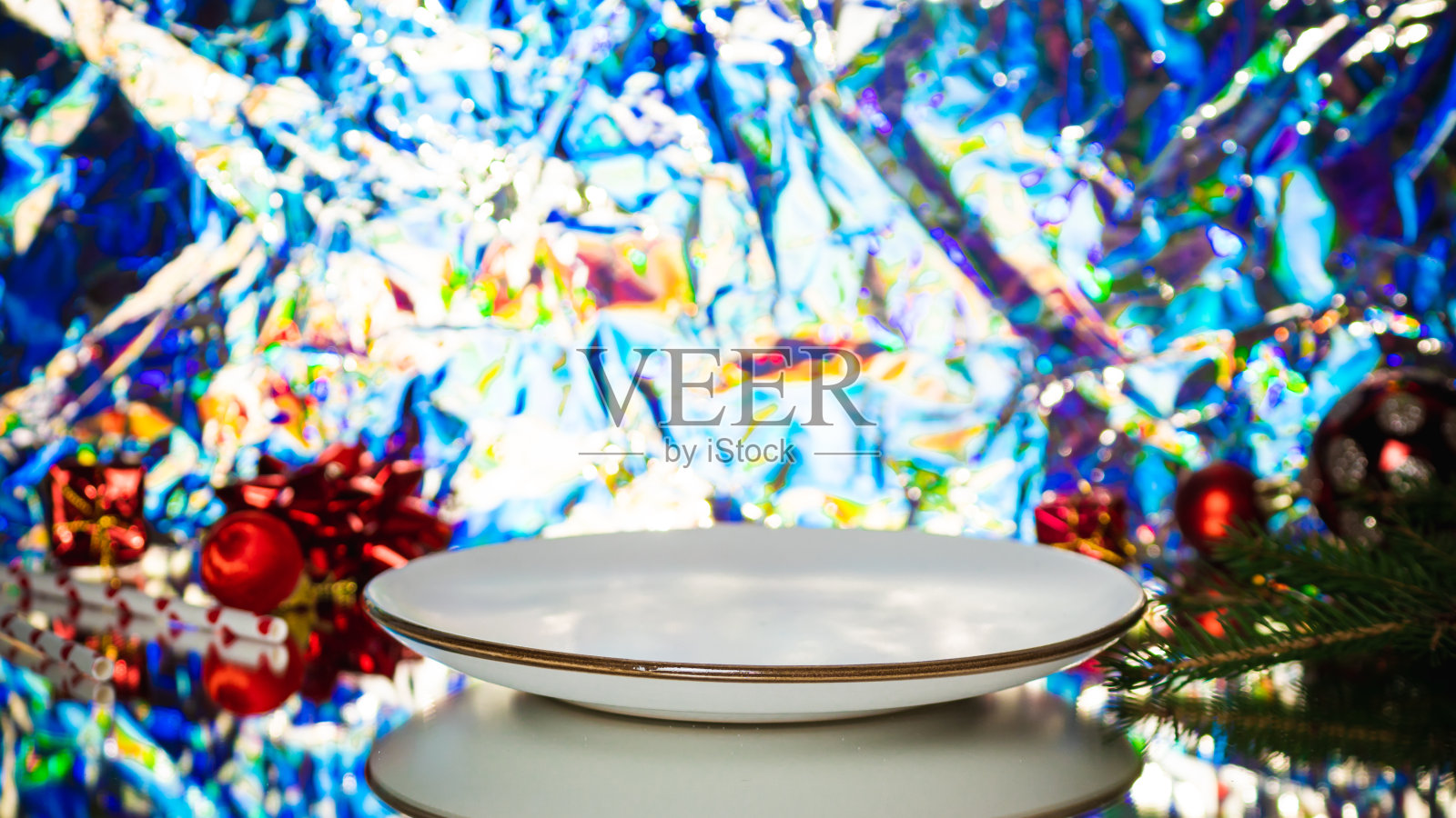 空盘子与圣诞节装饰在明亮的背景照片摄影图片