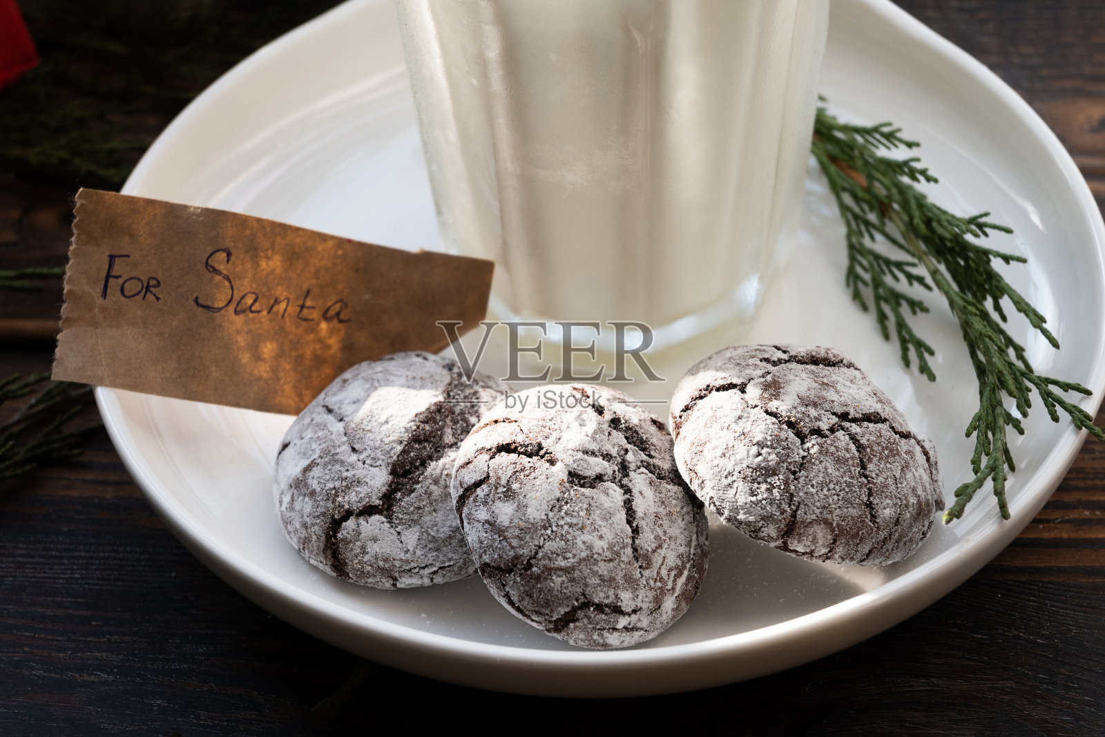 给圣诞老人的巧克力饼干特写，圣诞概念。照片摄影图片