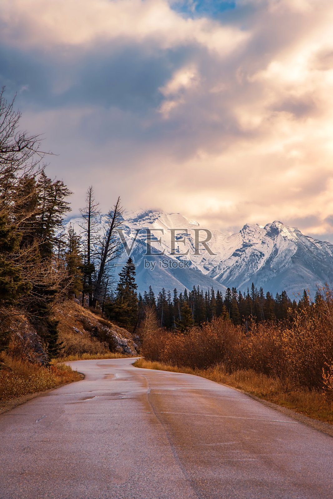 班夫山路上的云照片摄影图片