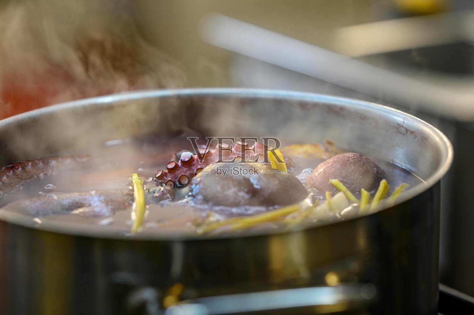 锅里的章鱼照片摄影图片
