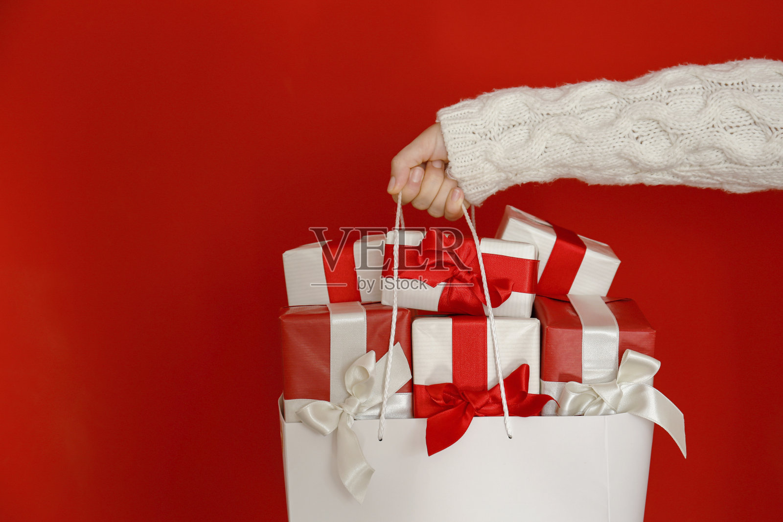 包装好寒假礼物。照片摄影图片