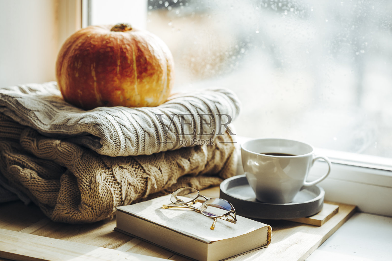 秋天的早晨。舒适的家。温暖的格子。照片摄影图片