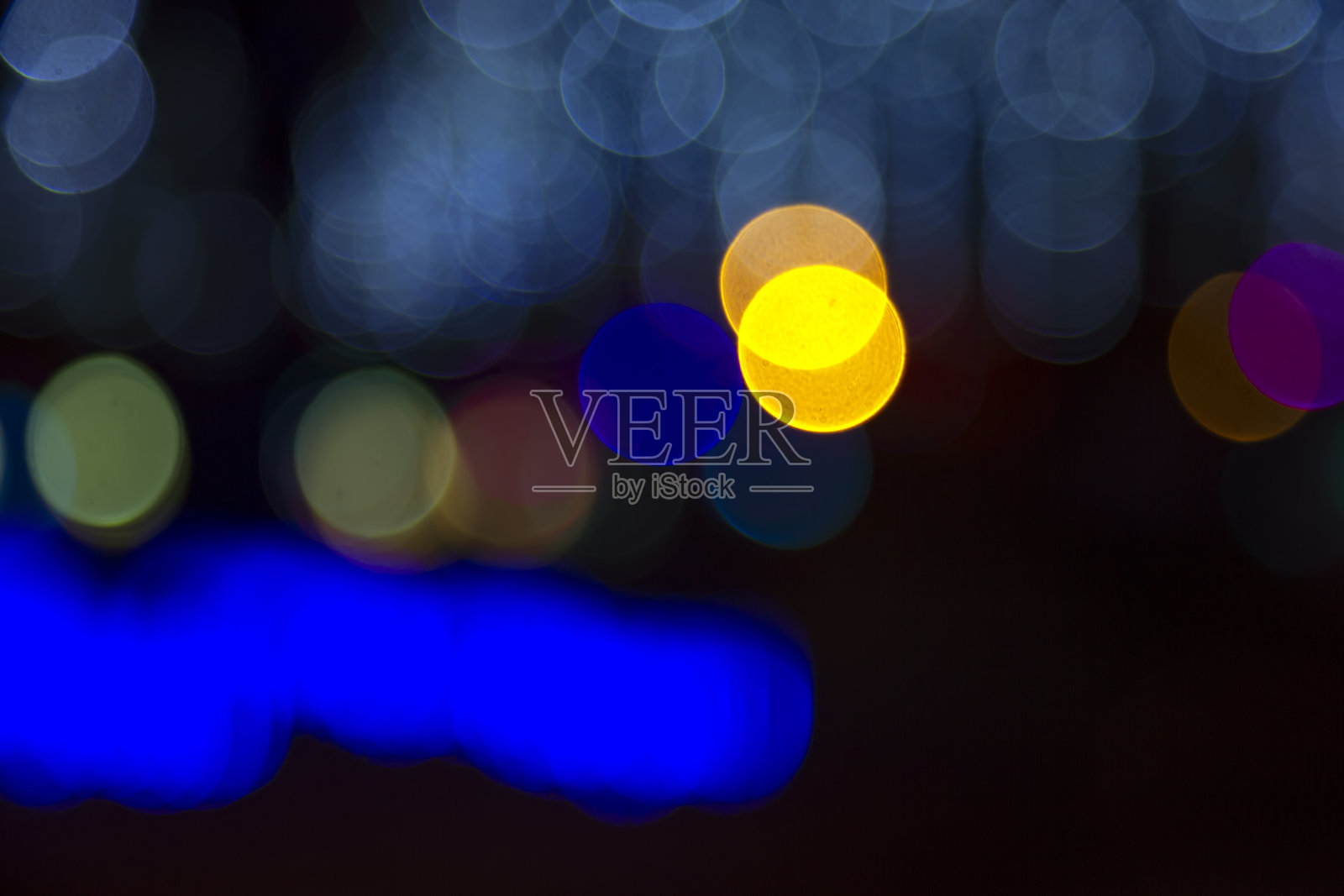 彩色的模糊散景。包含节日花环的抽象背景。彩色模糊灯泡照片摄影图片