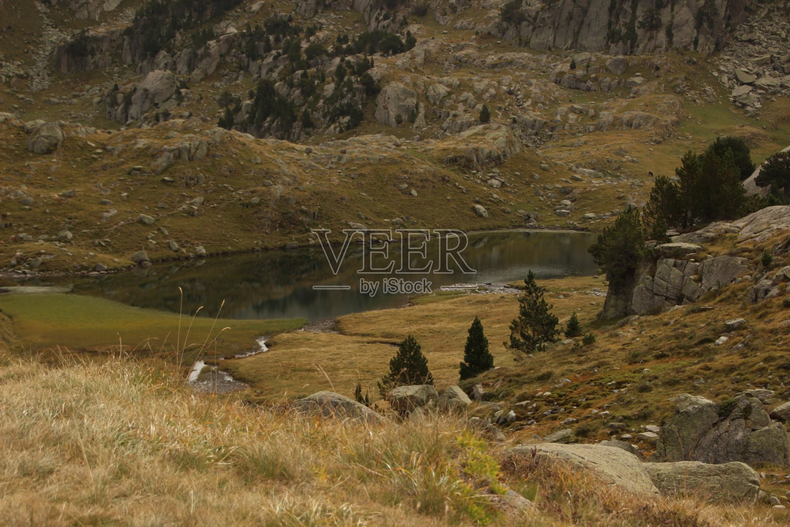 比利牛斯山脉的一个湖照片摄影图片