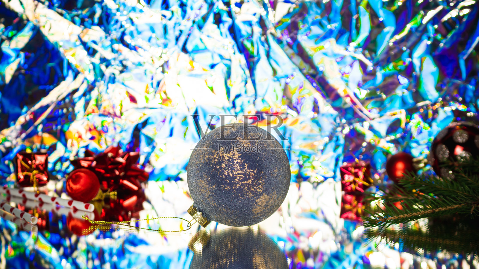 圣诞球在明亮的背景照片摄影图片