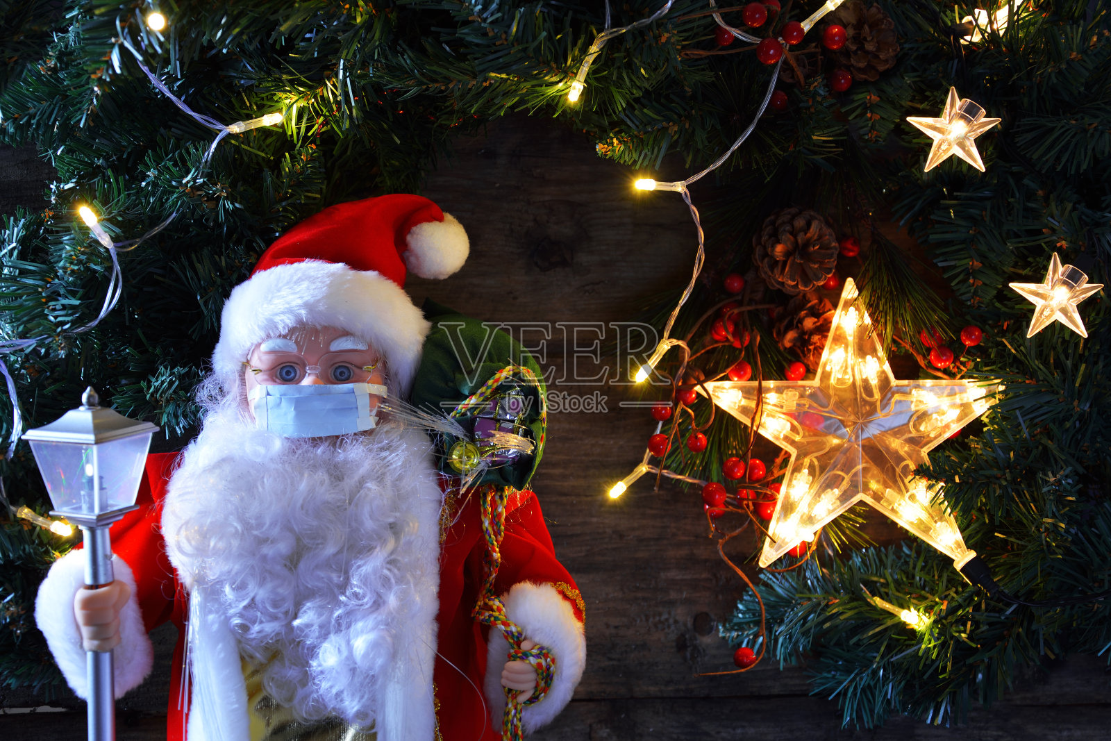 圣诞老人带着面具和圣诞装饰照片摄影图片