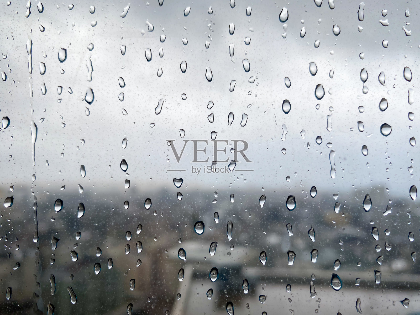 雨后雨滴在玻璃上累积照片摄影图片