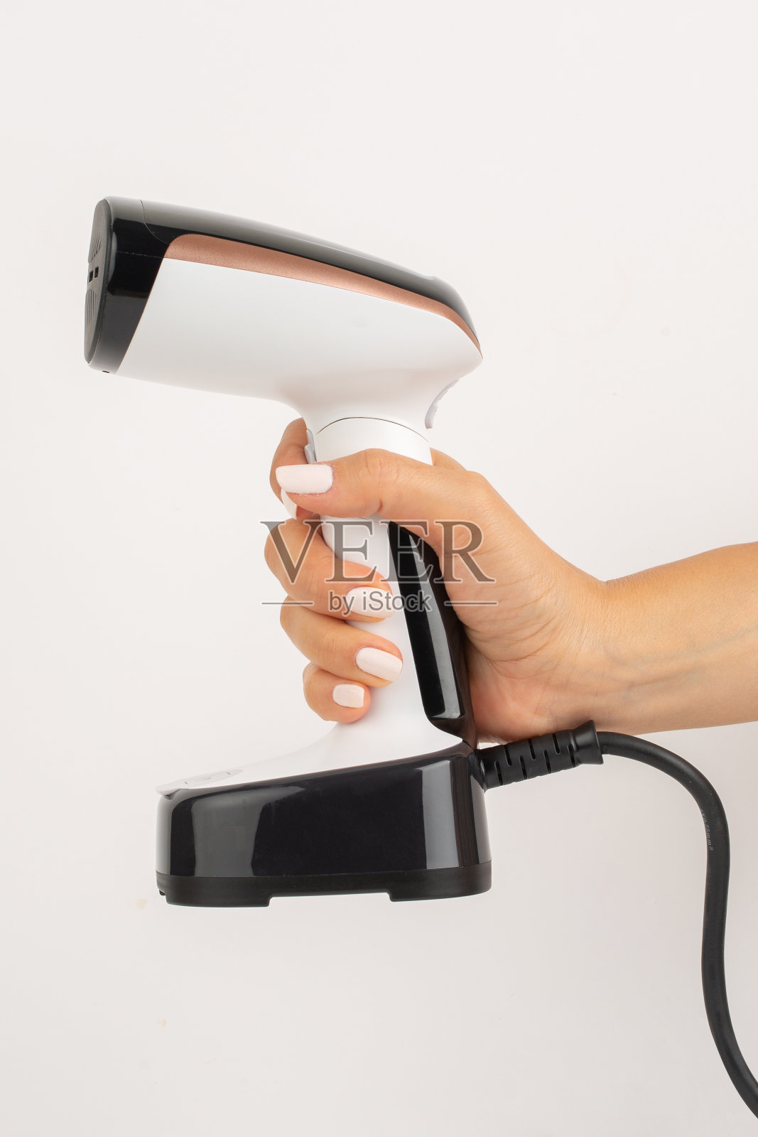 蒸笼熨斗在工作室的白色背景照片摄影图片