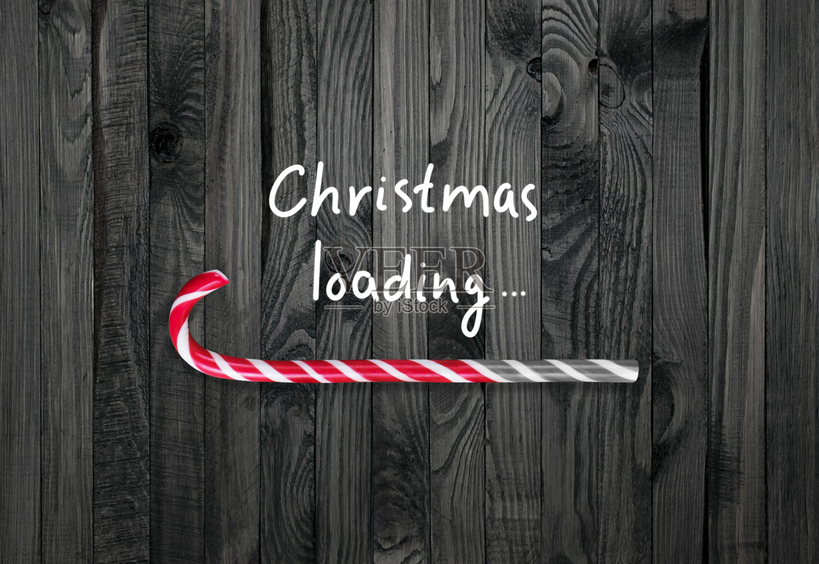 糖果形状的圣诞装棒，木制背景上的节日甜蜜薄荷棒，极简风格的圣诞概念设计棒棒糖照片摄影图片