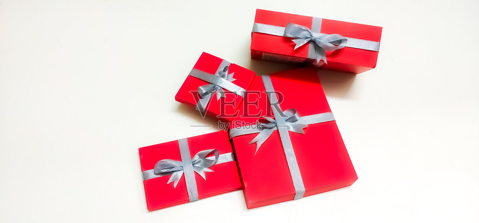 特写圣诞礼物盒包装丝带装饰在一个孤立的白色背景与复制空间。照片摄影图片