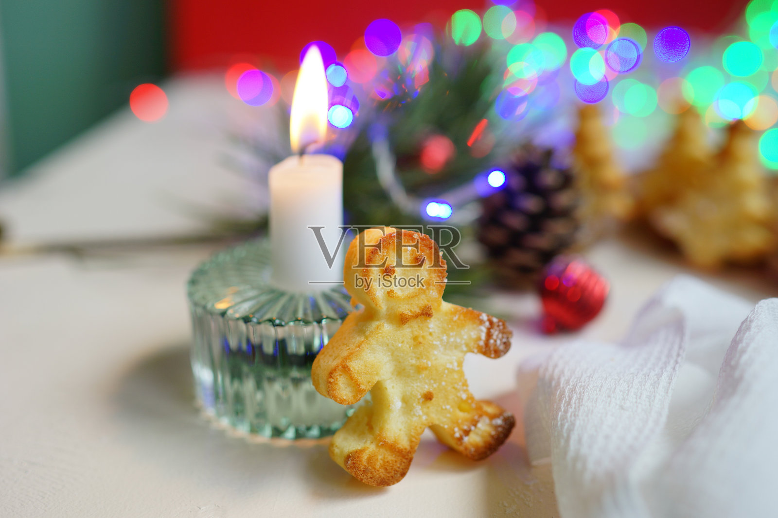 圣诞老人在灯光的背景。照片摄影图片