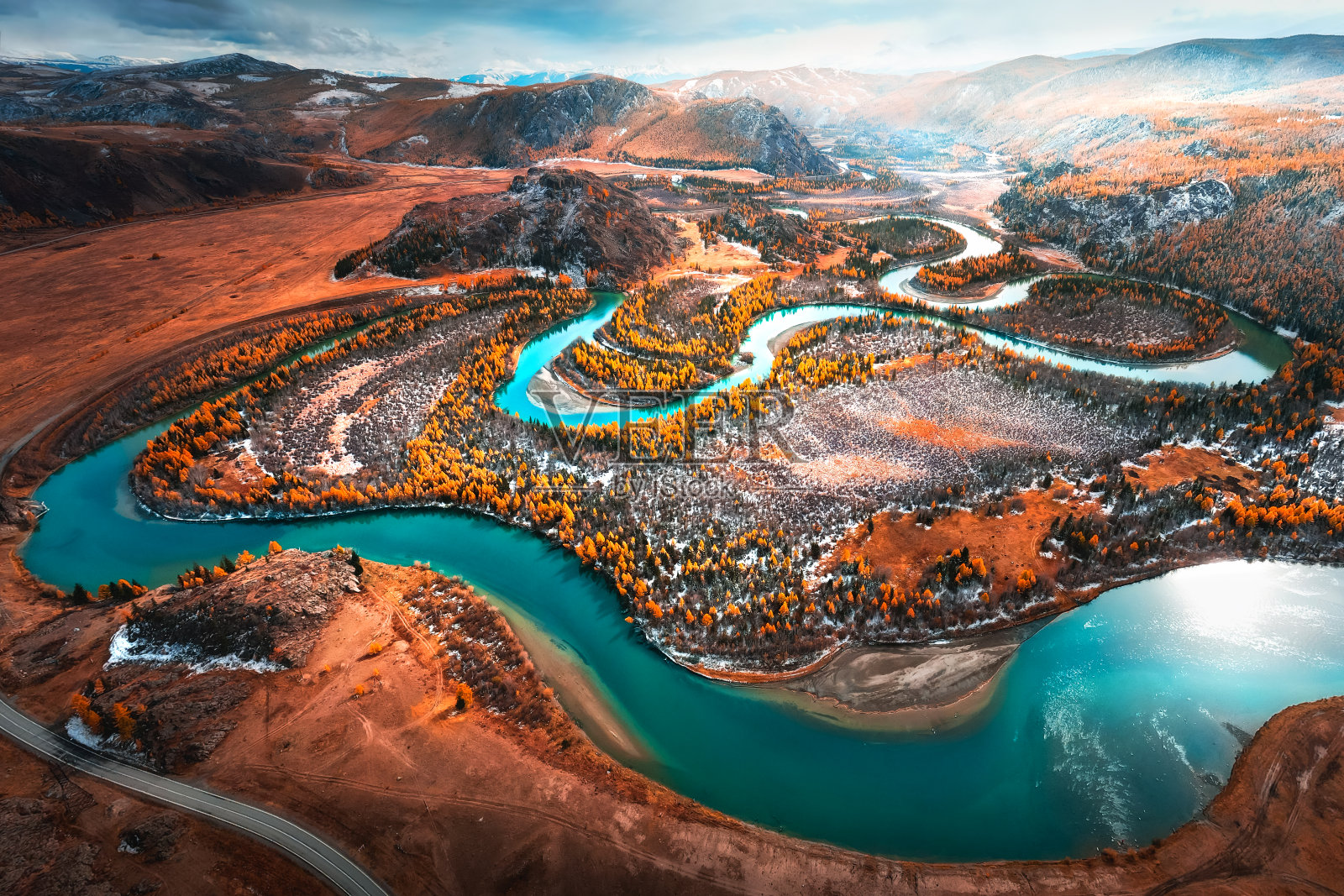 俄罗斯西伯利亚阿尔泰山楚雅河。照片摄影图片