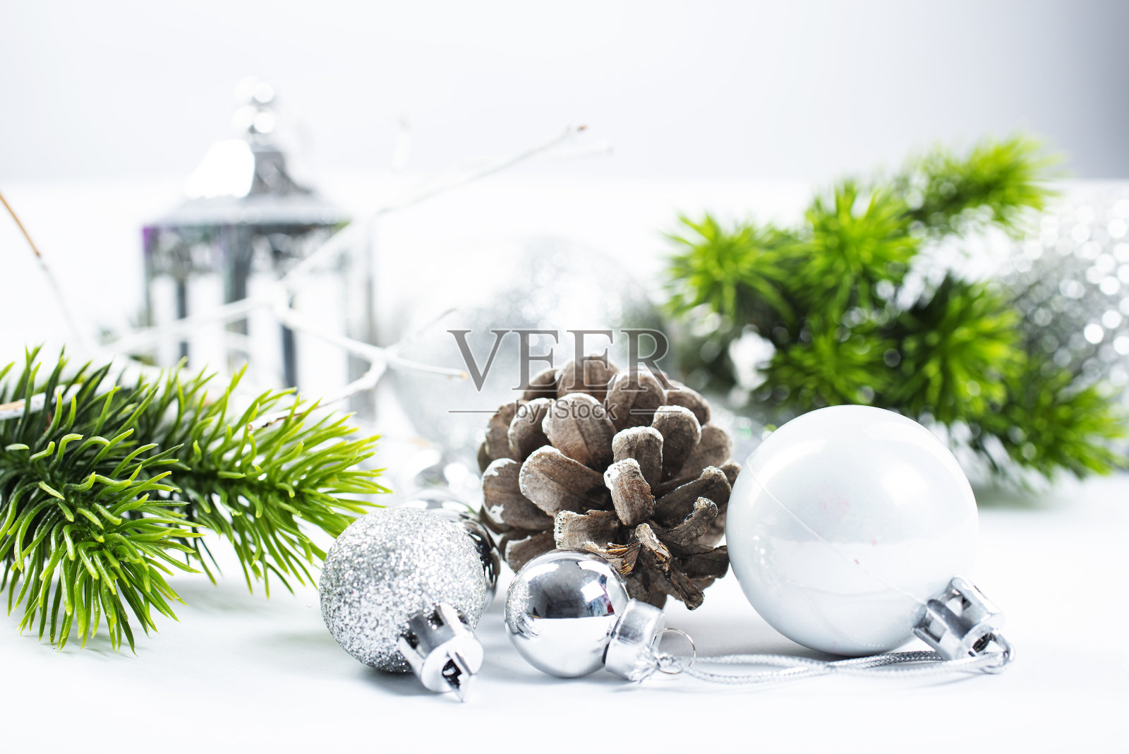 美丽的圣诞装饰物挂在谷物树枝上照片摄影图片