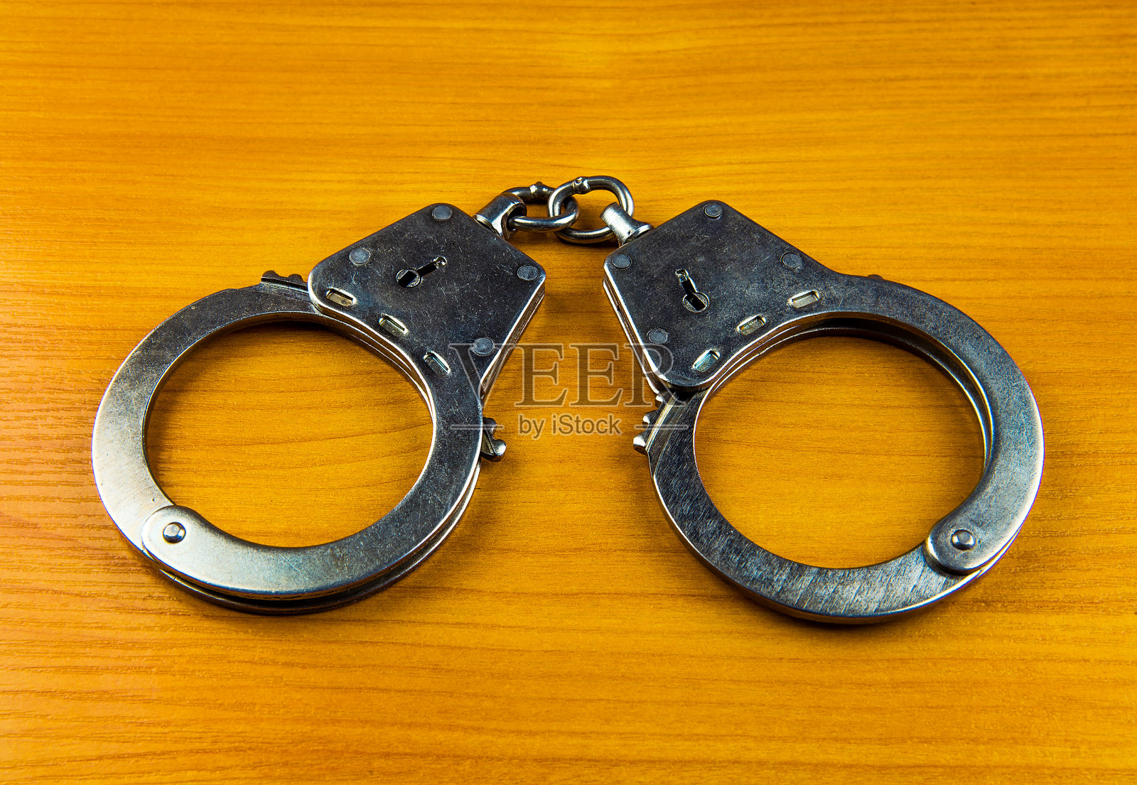 手铐在桌子上照片摄影图片