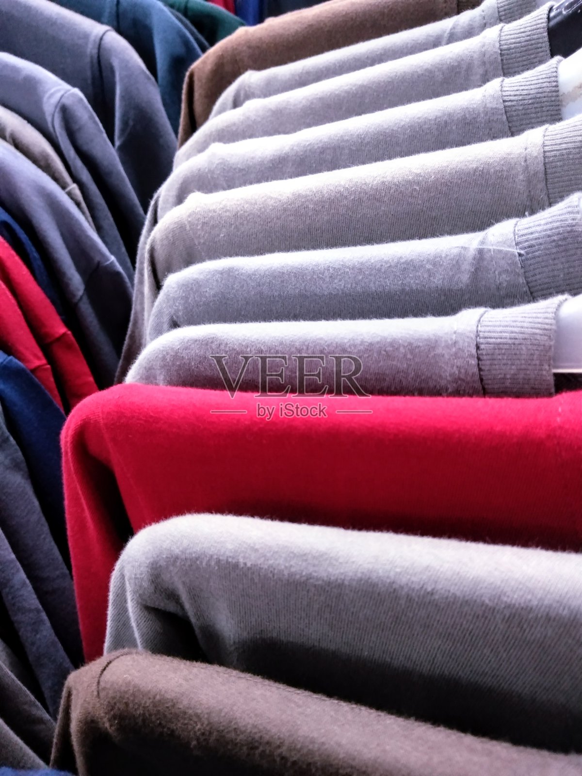 在衣架的帮助下，超市里陈列着许多衣服照片摄影图片