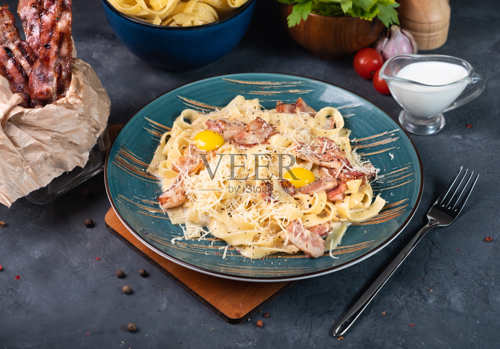 蔬菜carbonara。照片摄影图片