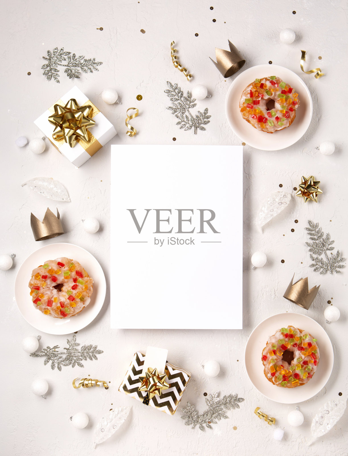 西班牙三个国王的圣诞甜蛋糕，白色背景上有冬天的装饰照片摄影图片