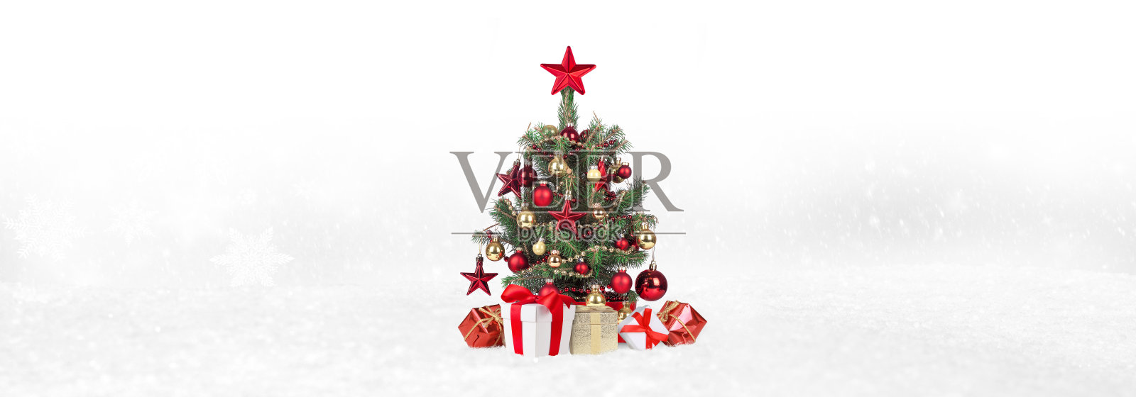 圣诞树装饰在冬天的背景。照片摄影图片