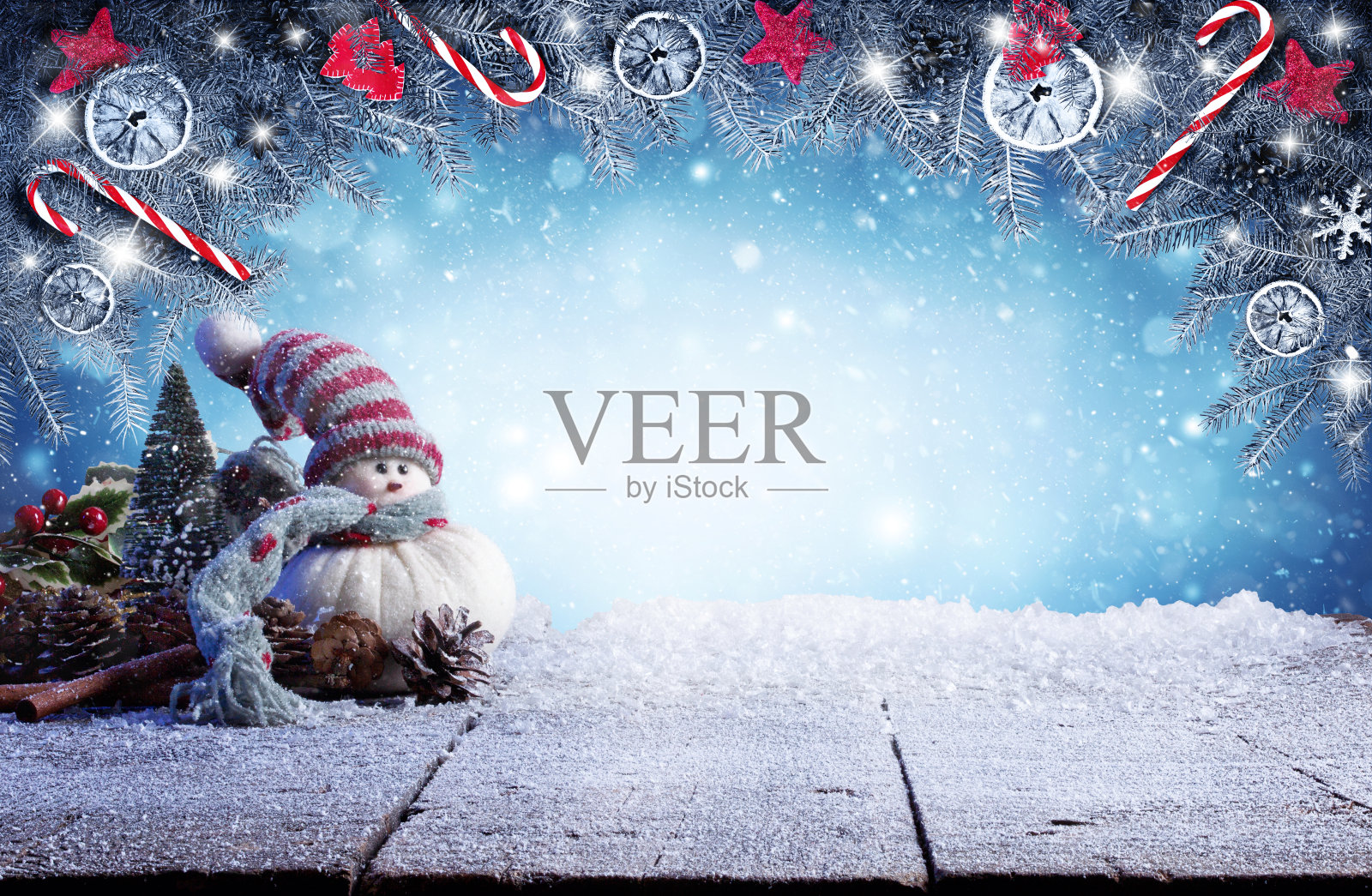 圣诞假期风景以木桌和圣诞装饰为背景。照片摄影图片