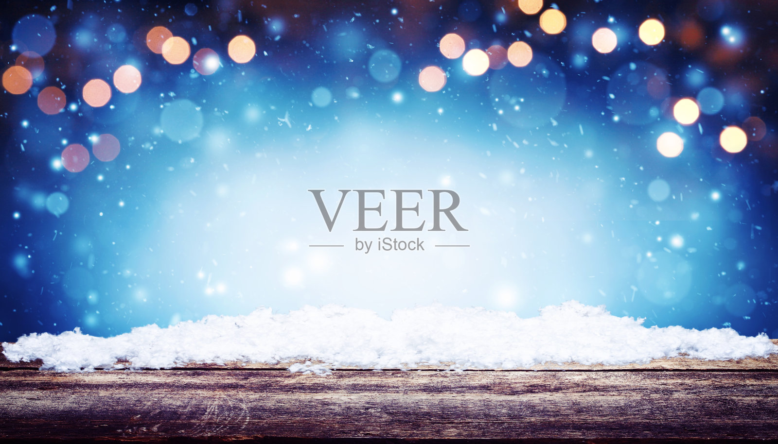 圣诞假期风景以木桌和圣诞装饰为背景。照片摄影图片