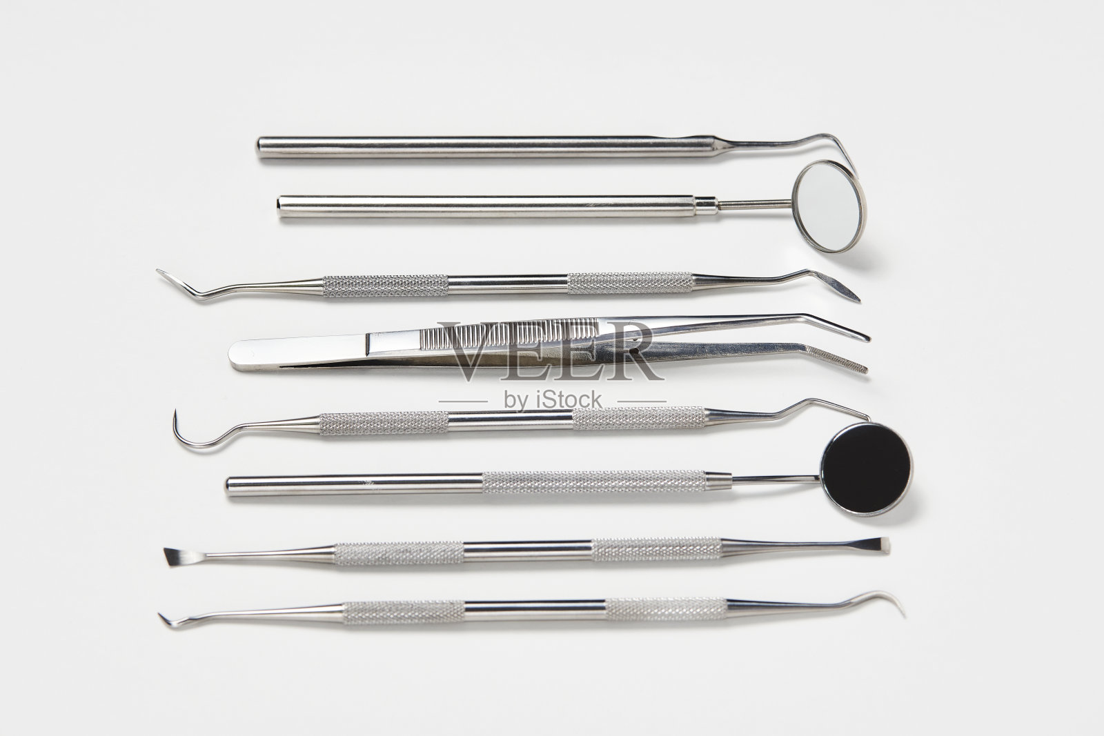 专业牙医工具的白色背景与复制空间照片摄影图片