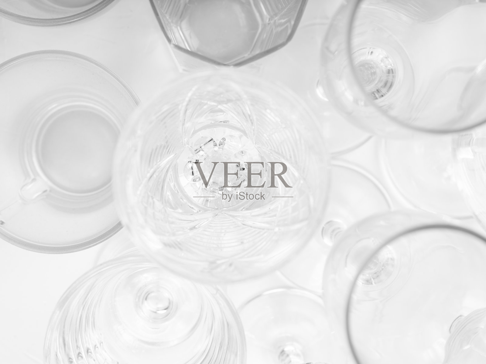 白色背景上的各种空酒杯。白色桌子上的一套空杯子。俯视图照片摄影图片