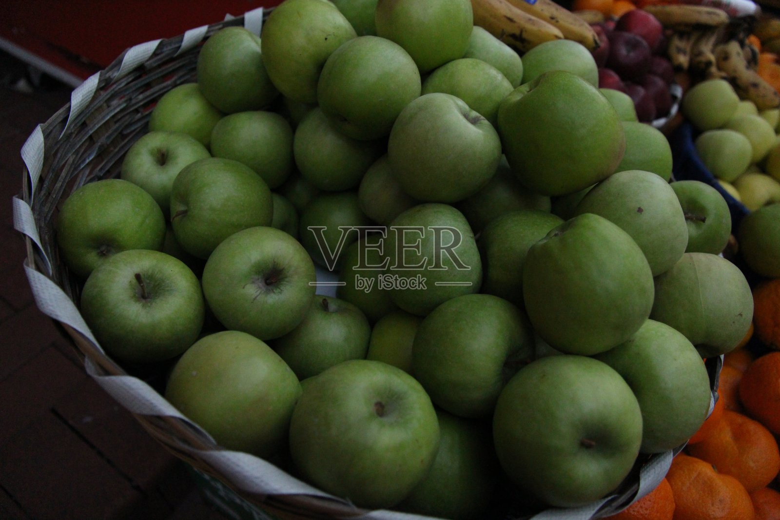 篮子里的青苹果照片摄影图片