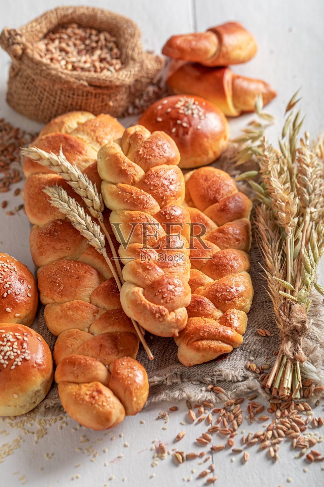 乡村厨房餐桌上的健康面包和白面包。照片摄影图片