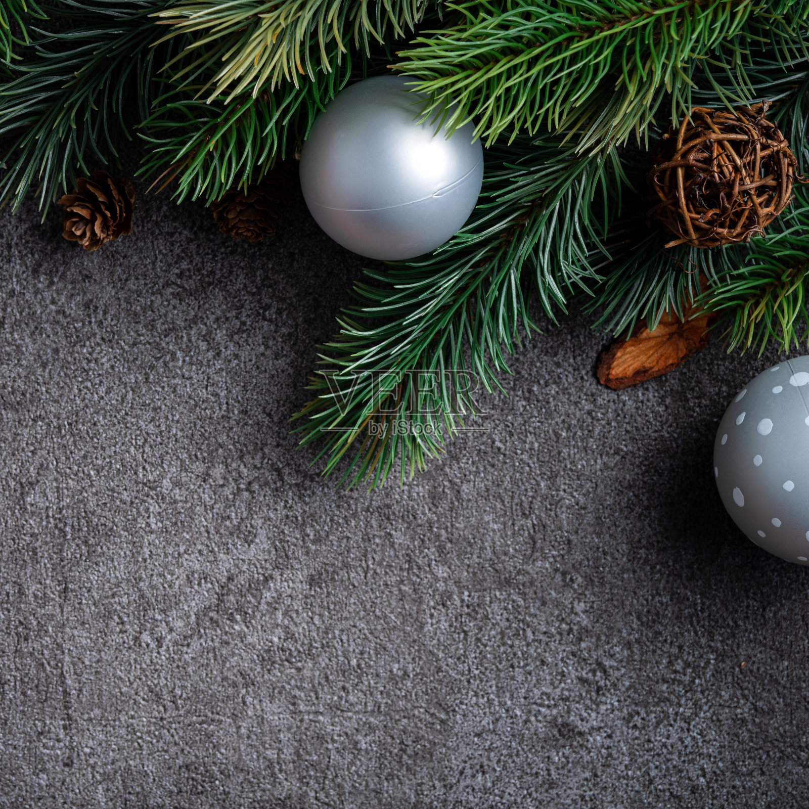 圣诞背景设计概念与冷杉树枝边框。照片摄影图片