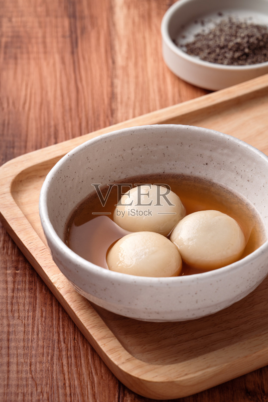 芝麻大汤圆配糖浆汤。照片摄影图片