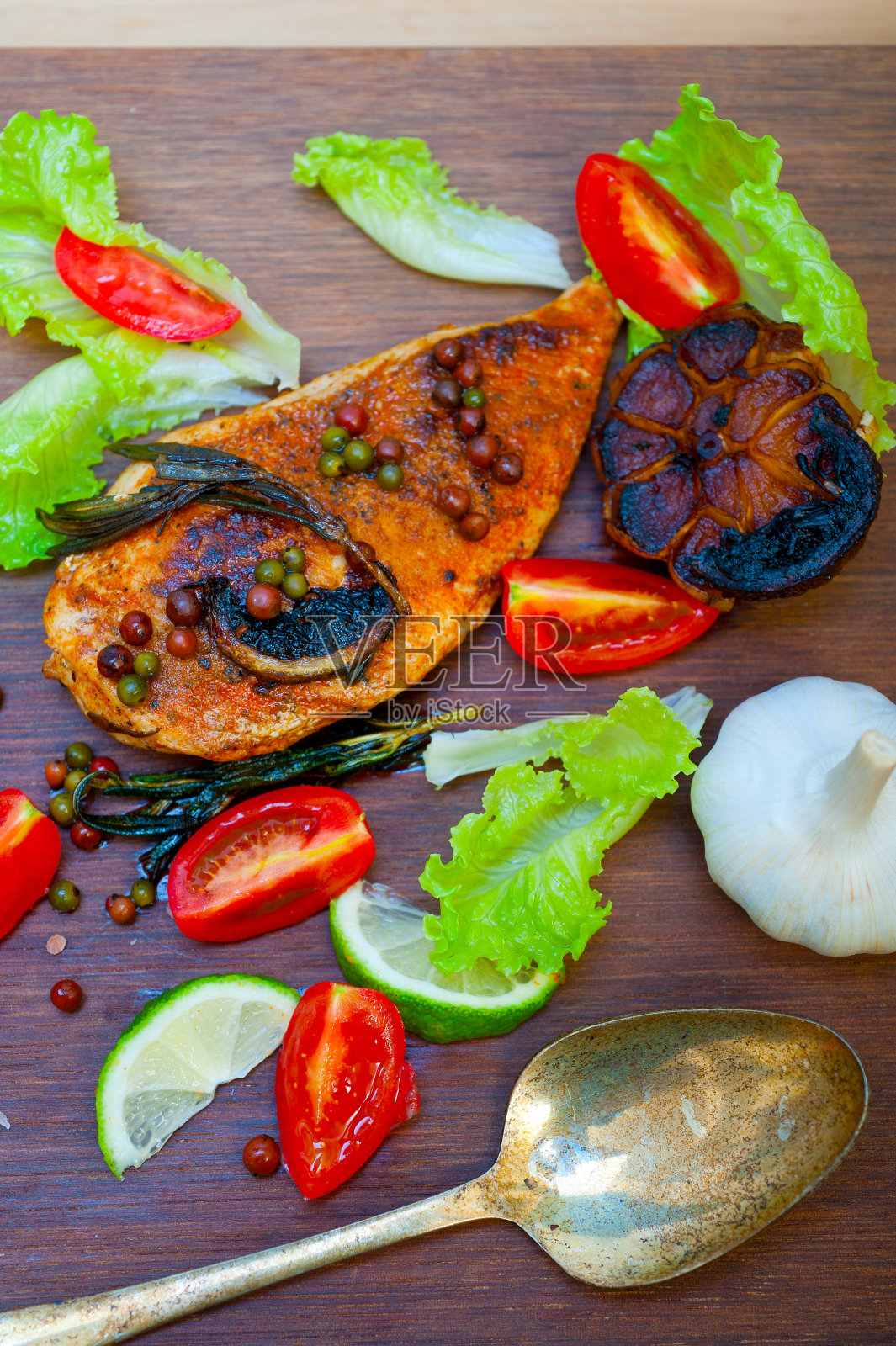 用木头在木板上烧鸡胸肉照片摄影图片