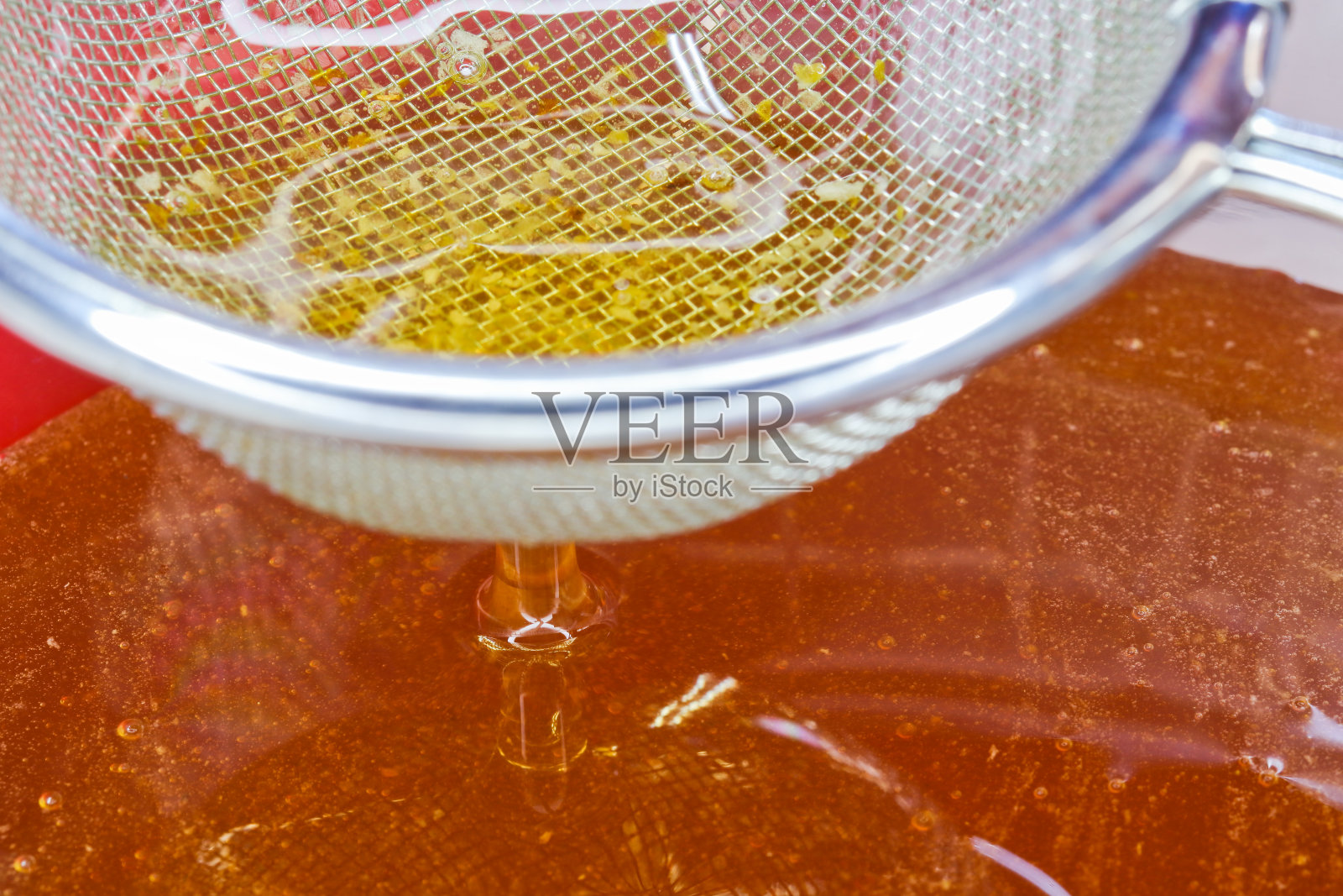 黄金原蜜流过筛特写照片摄影图片