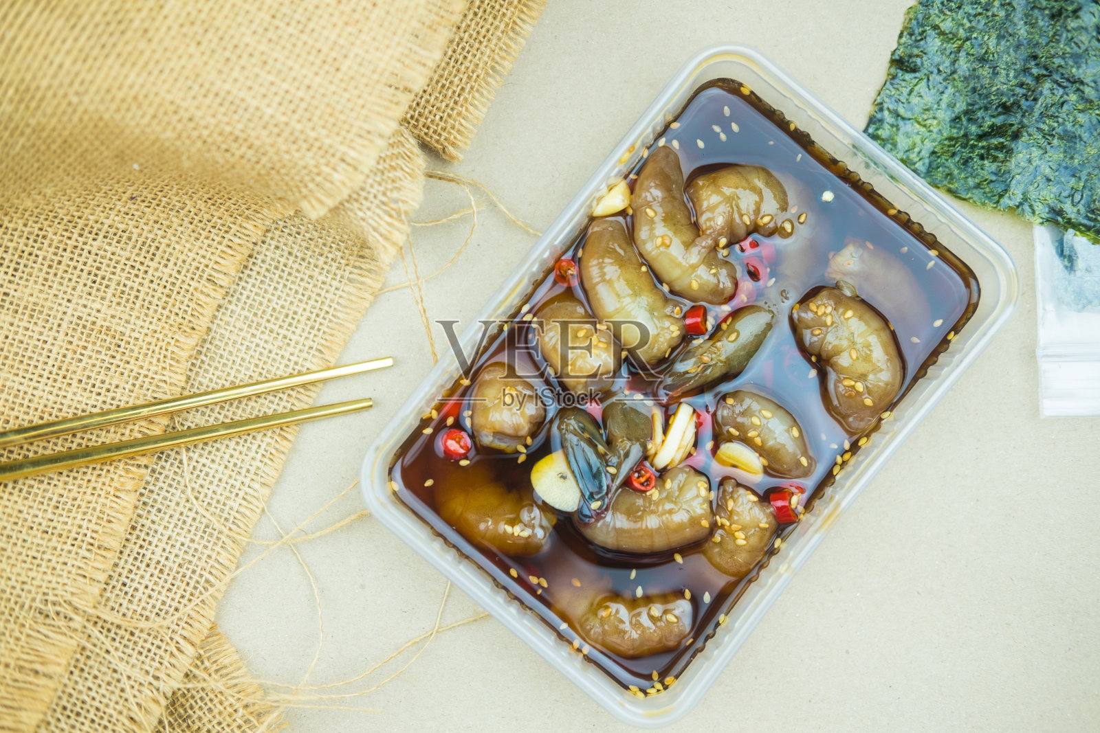 豉油虾仁，蒜片，红辣椒，白芝麻放入盒内照片摄影图片