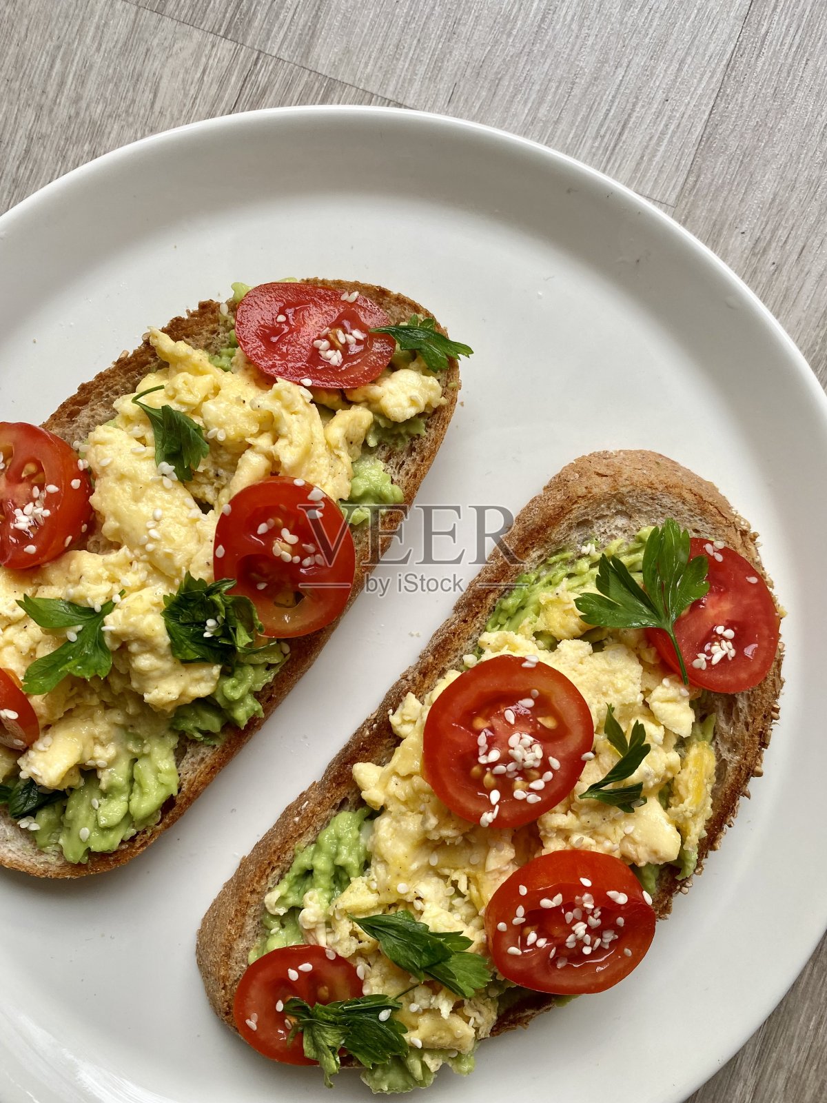 溏心蛋黄吐司配番茄照片摄影图片