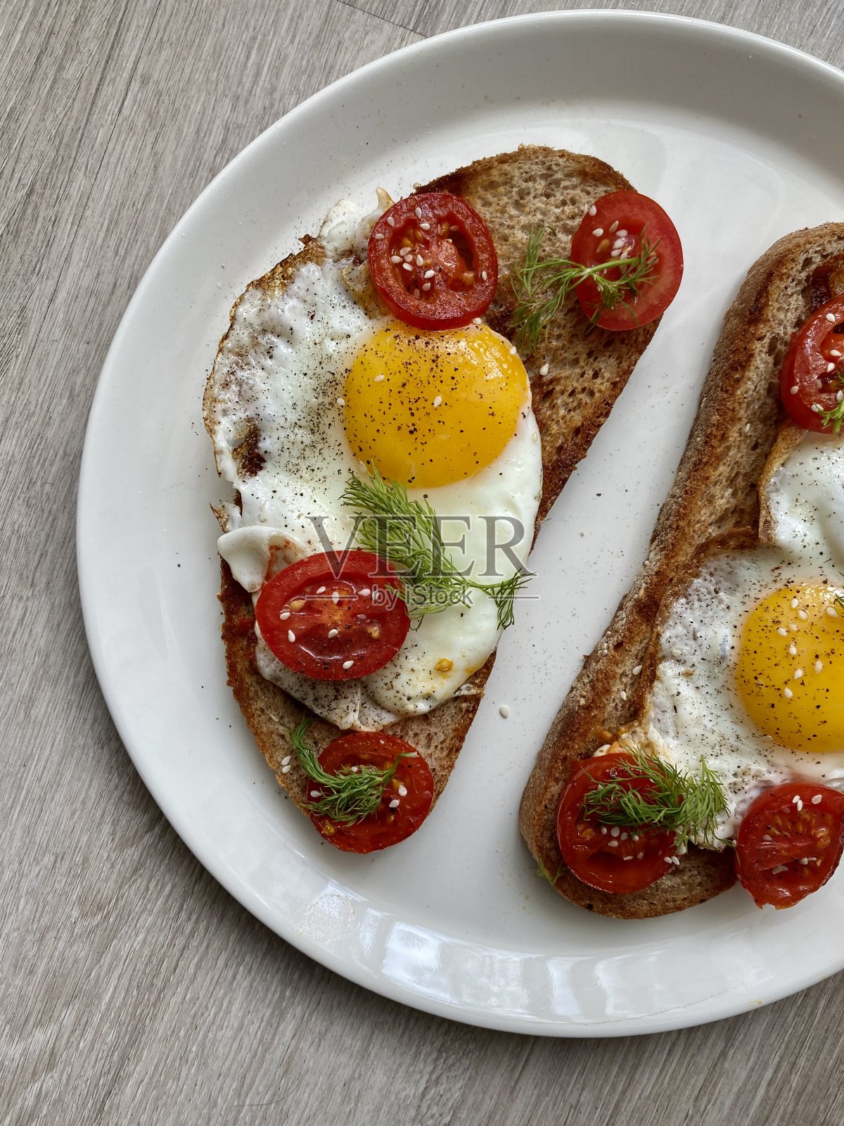 溏心蛋黄吐司配番茄照片摄影图片