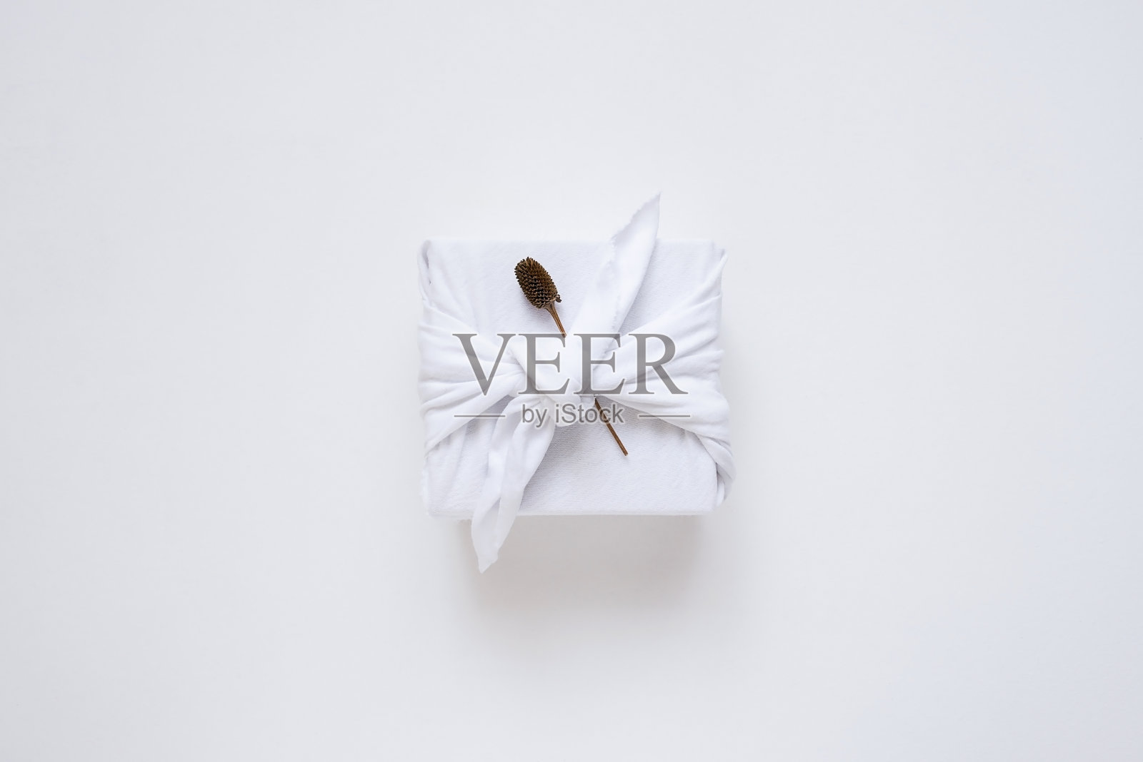 环保和可持续的礼品包装理念。白底布礼品盒。照片摄影图片