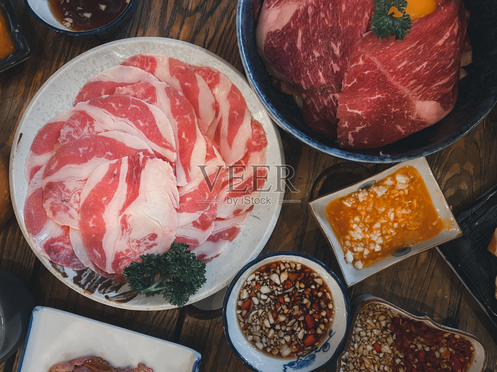 生牛肉片烧烤或日式烧鸡是泰国最受欢迎的食物之一。照片摄影图片