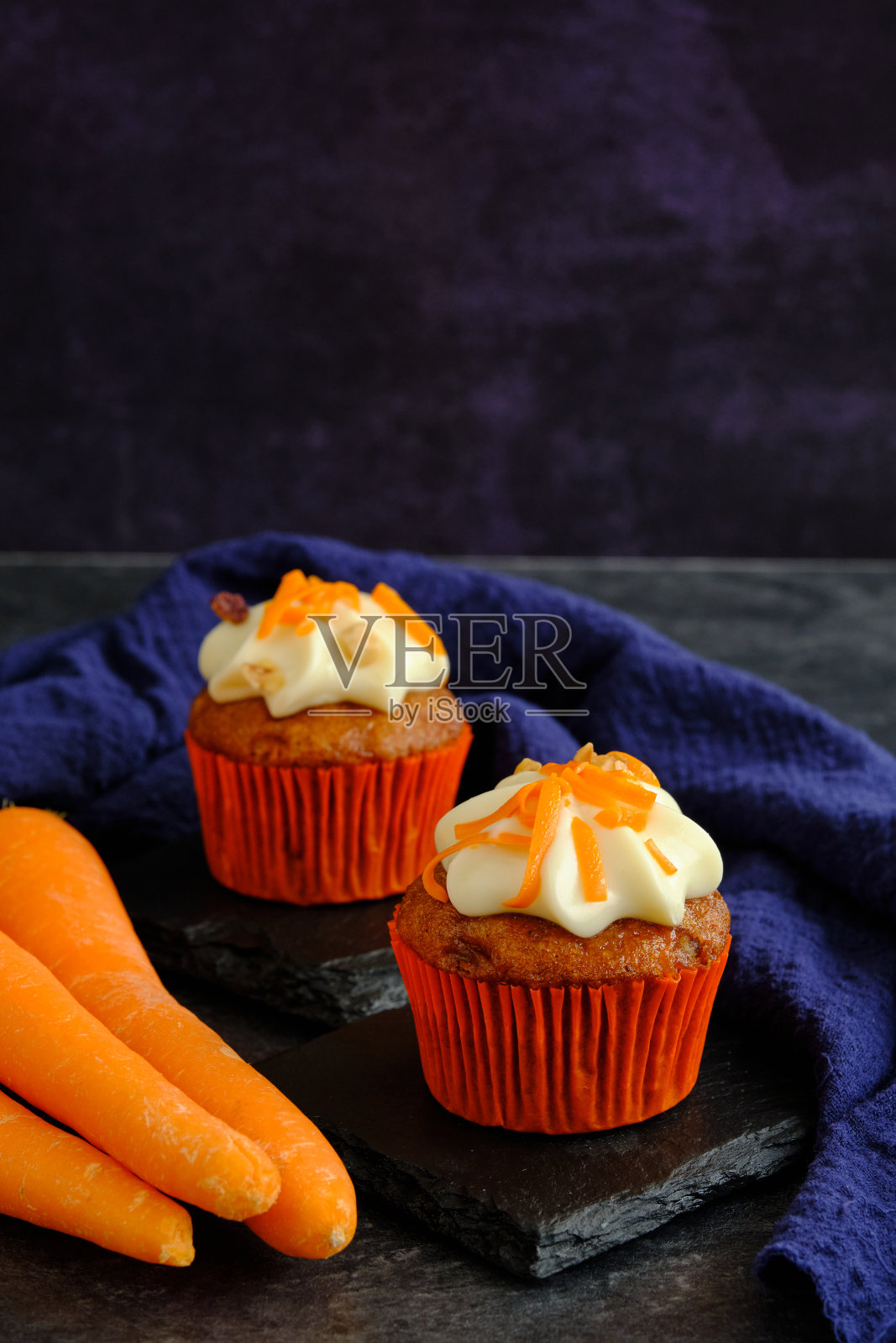 胡萝卜蛋糕在黑暗背景的特写照片摄影图片