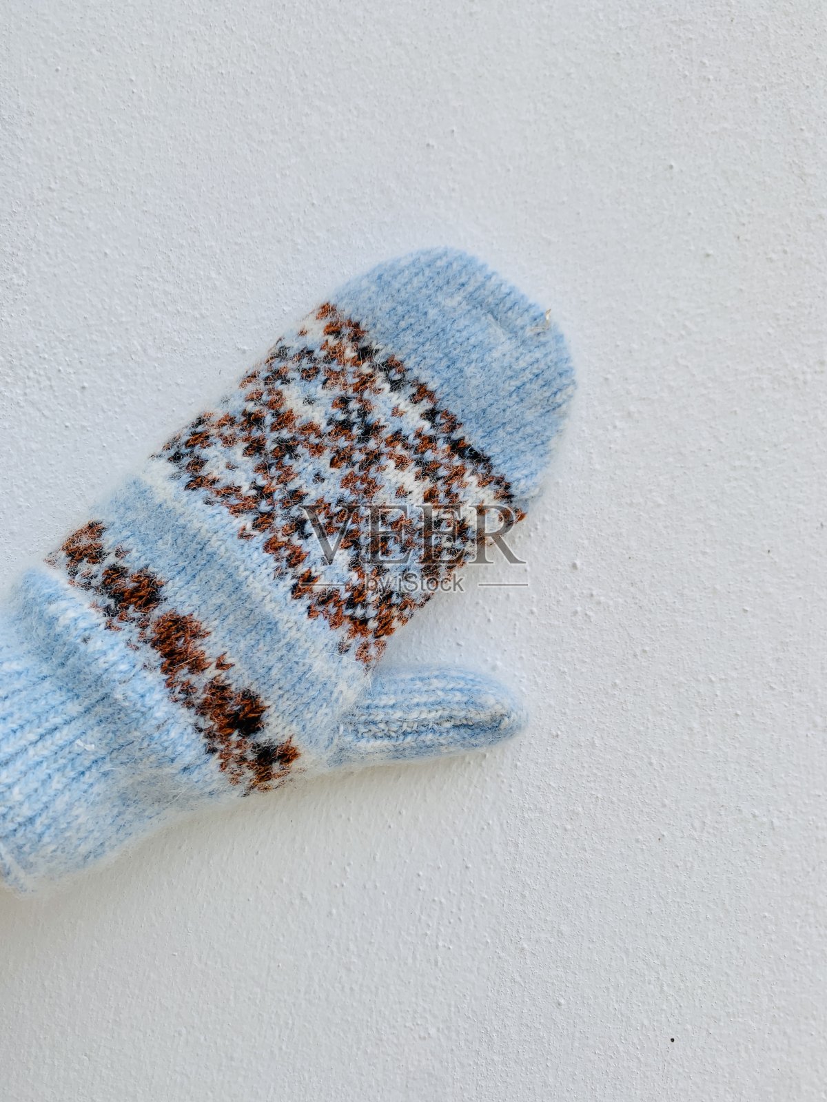 女性的手戴着连指手套照片摄影图片