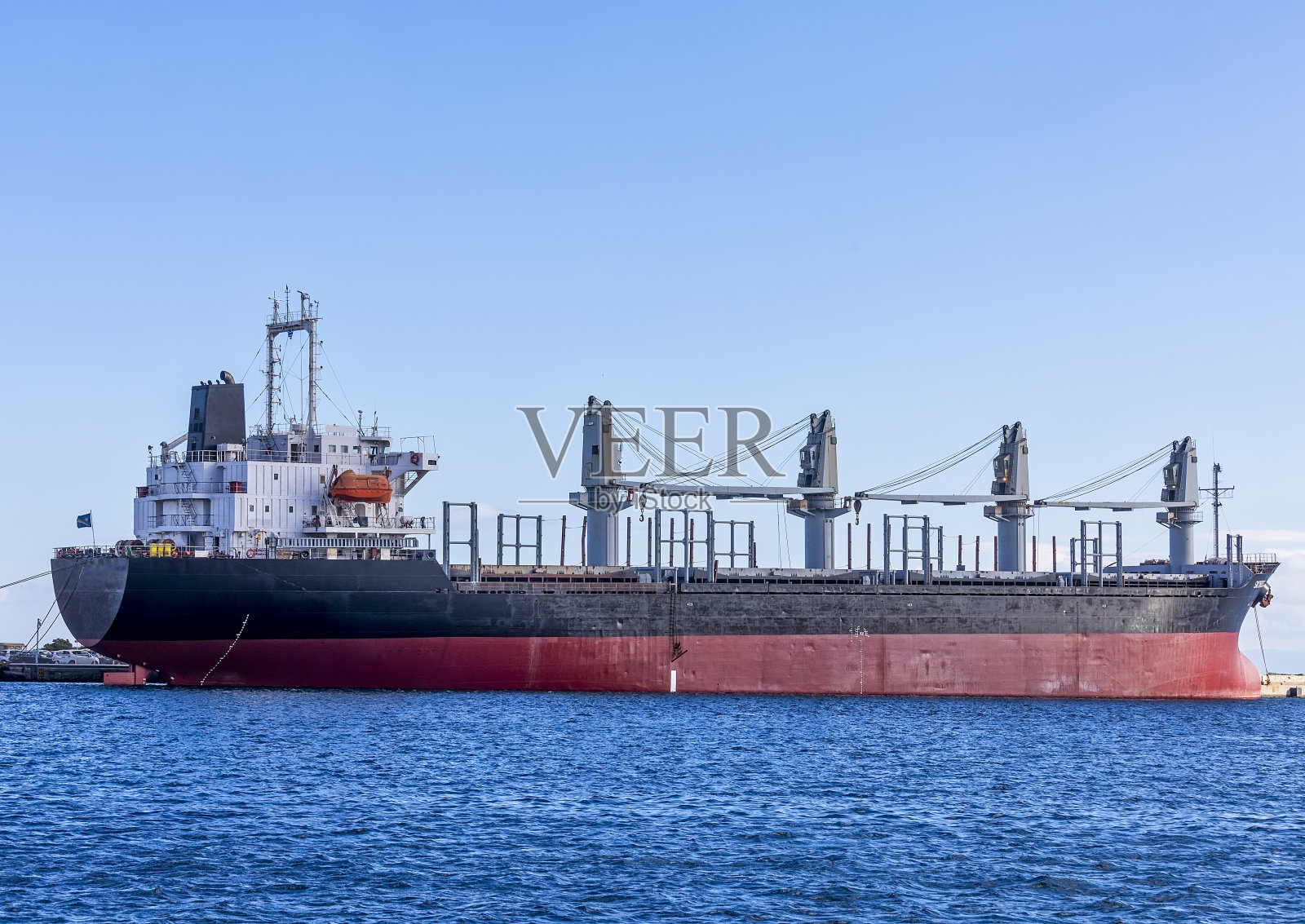 货船，隔离。背景中的天空。照片摄影图片