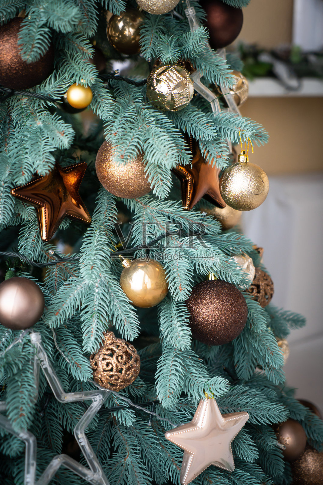 圣诞树上的金球特写。背景是散景花环。新年的概念。照片摄影图片