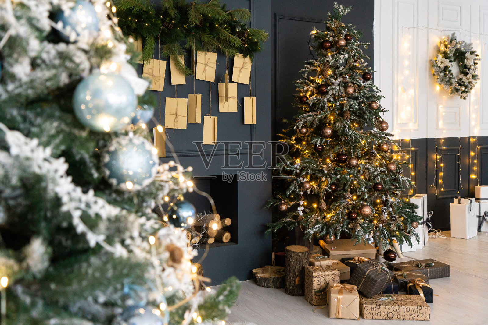 美丽的节日装饰房间与圣诞树下的礼物照片摄影图片