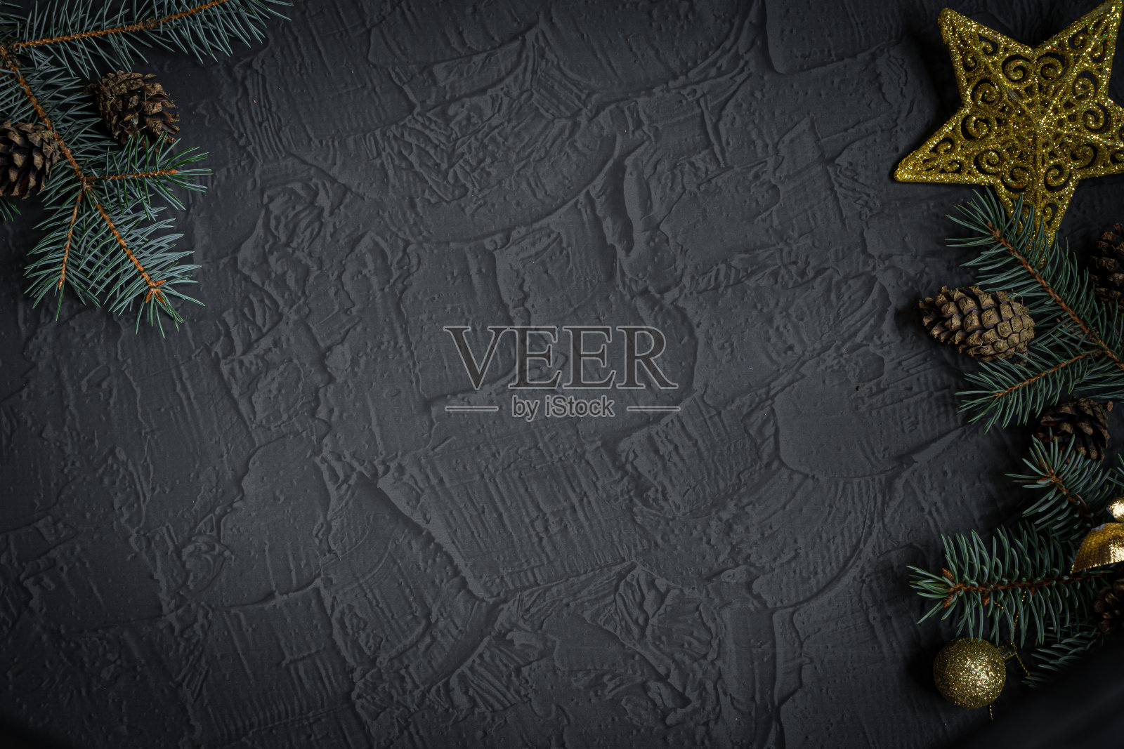 圣诞或新年黑石背景，圣诞黑色板框与季节装饰，空间为文字，从上面看照片摄影图片