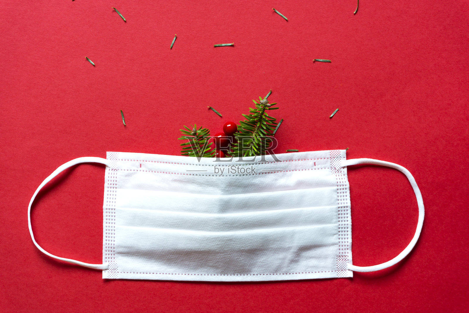 冬季预防感染。杉木枝和口罩。照片摄影图片